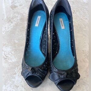 Report Black Peep-Toe Heels with Blue Insole
